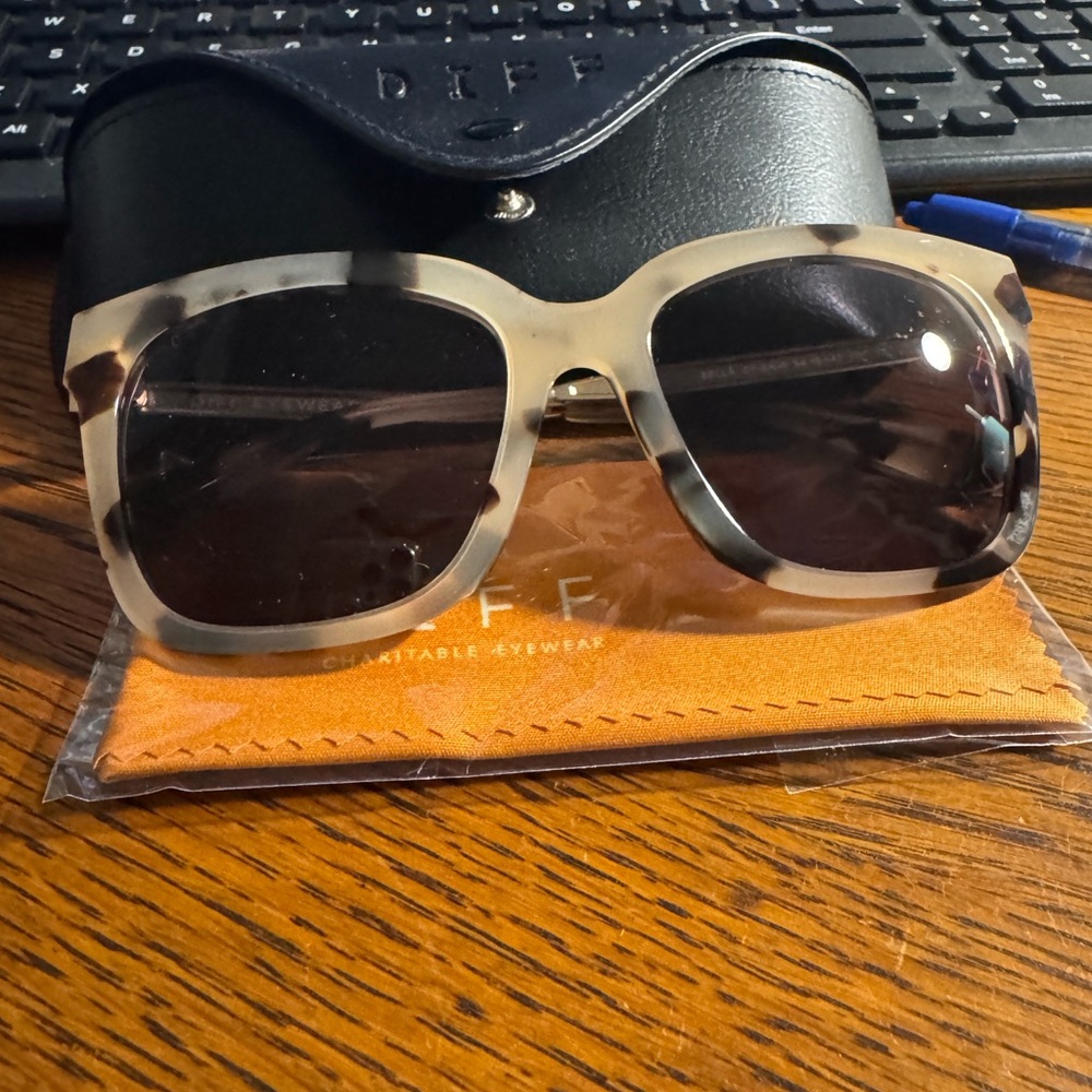 Diff Eyewear Tortoise Shell Sunglasses - image 2